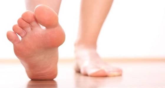 كيفية استخدام البطاطس للقضاء على خشونة الكعبين