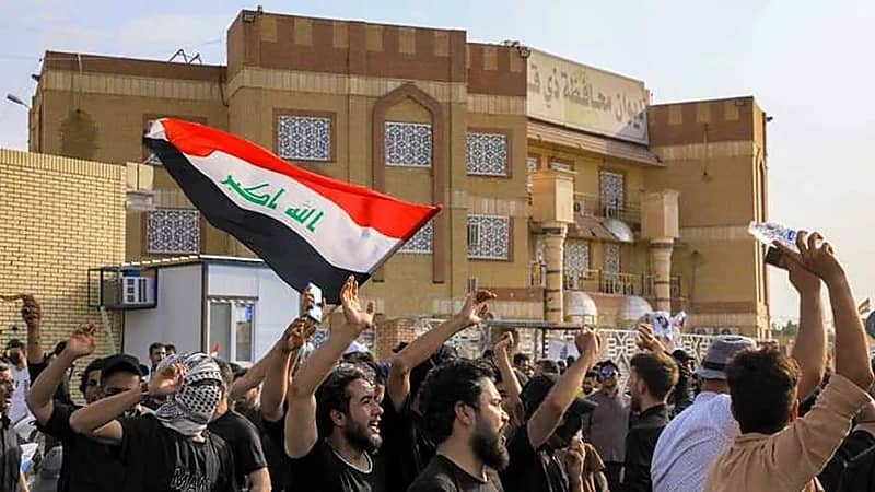 بالفيديو.. مشاهد لـ حرق العلم الايراني في العراق