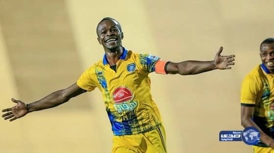 بالفيديو.. رجل يسير على أرضية مفروشة بالزجاج دون أن يجرح قدميه