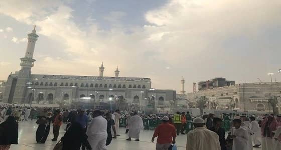 تساقط زخات المطر على المسجد الحرام يٌلطف الأجواء