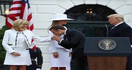 قبلة ماكرون لزوجته تحرج زوجة ترامب العبوس