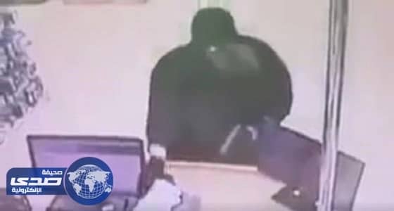 ضبط لص تنكر بزي نسائي أثناء سرقته محالا تجارية بمكة