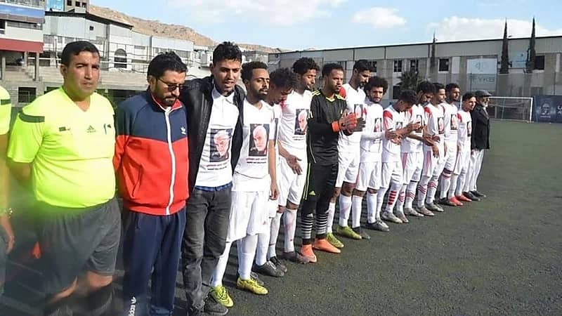 الحوثي يجبر لاعبي ناديين بارتداء قمصان عليها صورة سليماني