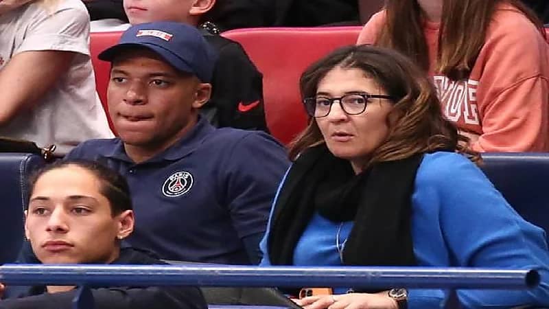 اتهام والدة مبابي بتعطيل مسيرته مقابل المال