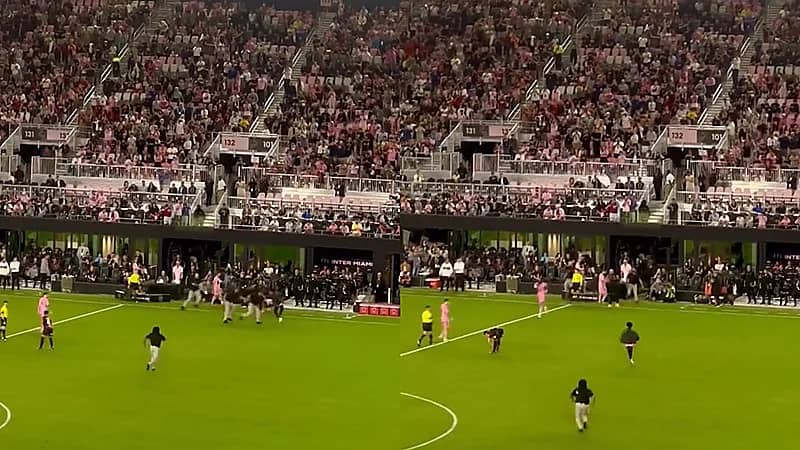 مشجع يقتحم الملعب للوصول إلى ميسي بمباراة إنتر ميامي الودية .. فيديو