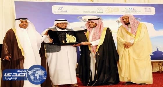 رئيس هيئة الإذاعة والتلفزيون يكرم الإعلامي عبدالله العنزي نظير تميزه بالعمل الإذاعي