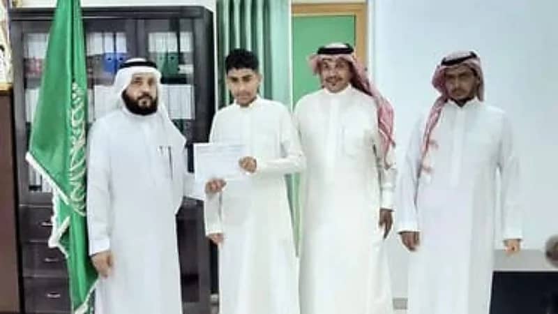 طالب ينقذ شخصا تعرض لحادث مروع في عسير