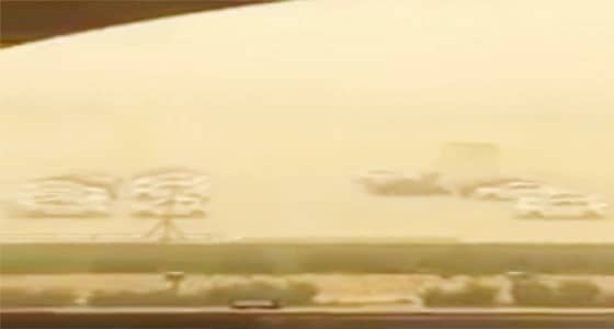 بالفيديو.. غبار الرياض يحجب الرؤية عن مطار الملك خالد