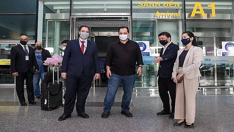 رئيس اتحاد القدم يصل إلى فيتنام برفقة كبوها والبكر "صور"