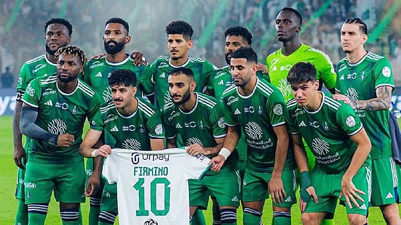 لاعبو الأهلي يدعمون زميلهم فيرمينو بعد وفاة والده