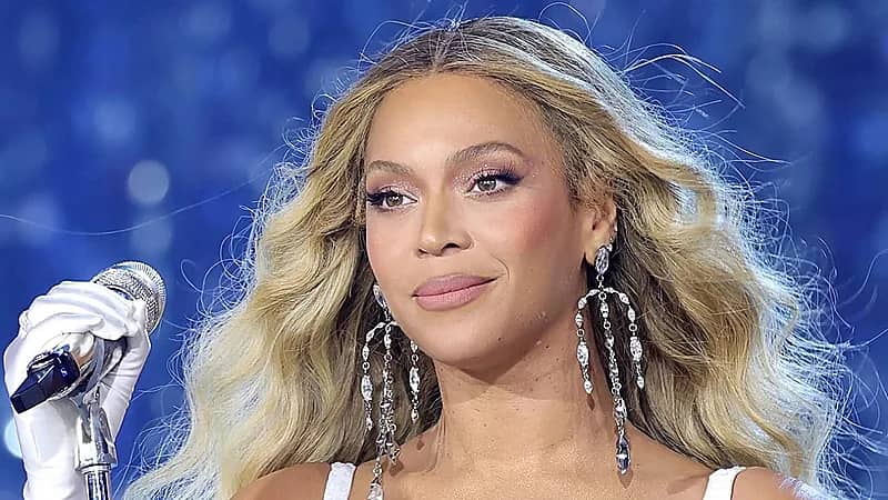 بيونسيه تنجو من حادث مروع خلال حفلتها في هيوستن .. فيديو