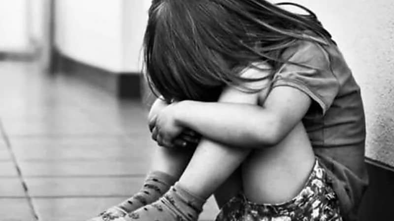 أم تعذب طفلتها بوحشية وتثير غضب مواقع التواصل الاجتماعي