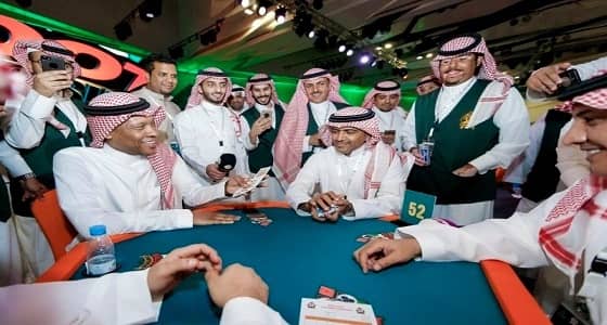 بالصور.. الهريفي والدعيع يتنافسان في بطولة البلوت