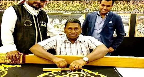 سوداني مقيم يزين كسوة الكعبة الشريفة