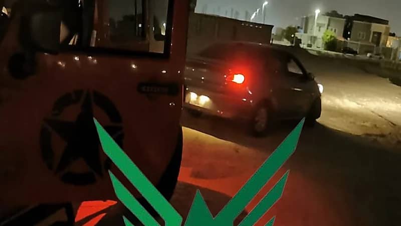 إنقاذ مركبة عالقة في الرمال بالخبر