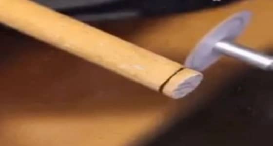 بالفيديو.. قطع أسطوانة بلاستيك بالورق المقوي