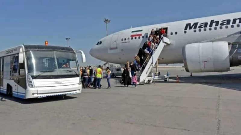 طفل يتخطى نقاط تفتيش المطار ويصل للطائرة