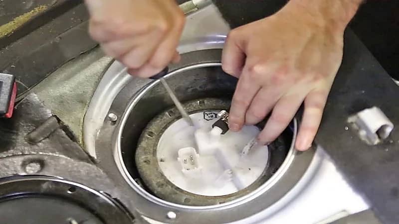 "تقطيع السيارة" من أبرز مؤشرات تلف طرمبة البنزين