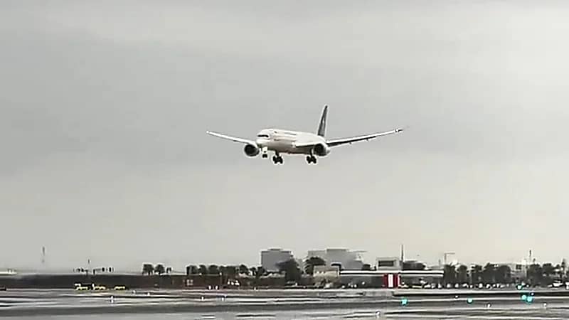 طائرة الخطوط السعودية تهبط بنعومة على مدرج مبتل بمطار جدة.. فيديو