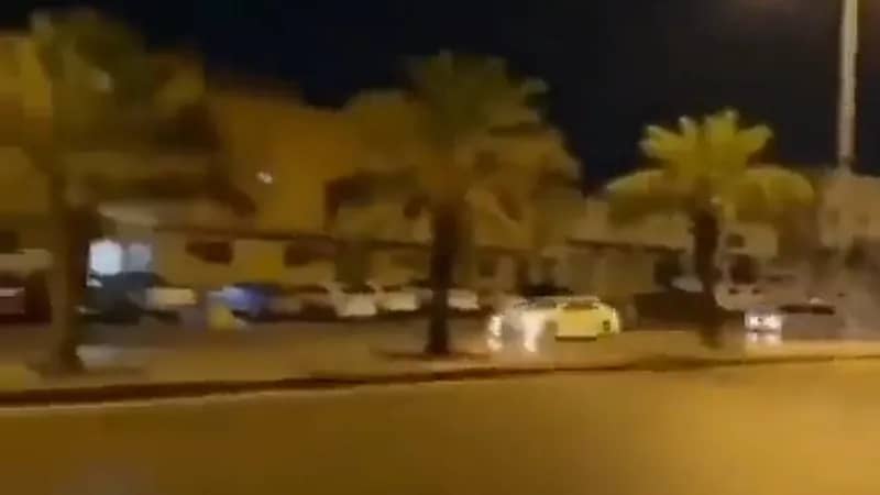 شاهد.. "مفحط" يفقد السيطرة على سيارته ويتسبب في حادث