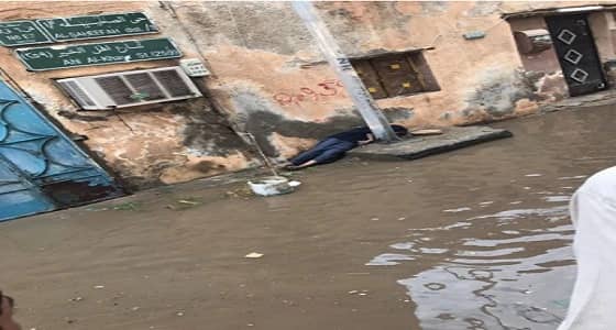 مصرع طفل مصعوقاً بأمطار جدة في حي الصحيفة