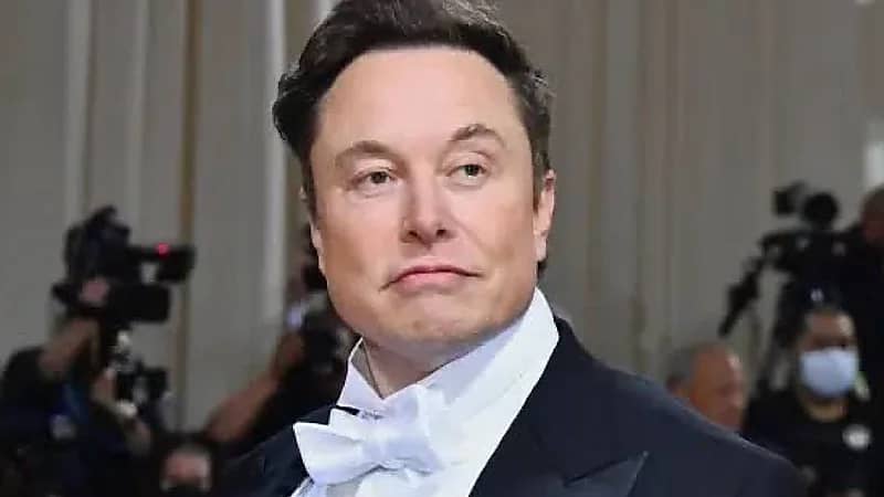 روبوت يحرج إيلون ماسك مع كاتي زوجة ستيفن ميلر