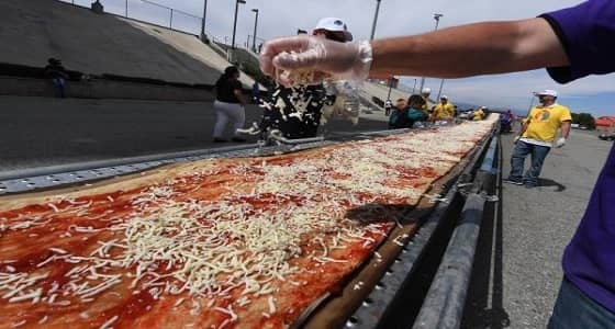 بالصور..مقادير أكبر بيتزا في العالم التي امتدت لـ 2 كيلو متر