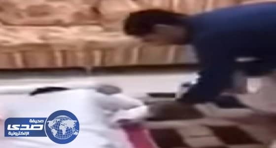 بالفيديو.. أخصائي علاج طبيعي يصف جلسة علاج شعبي بـ " الدجل "