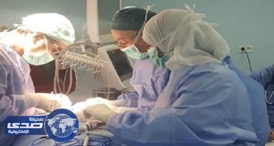 ⁠⁠⁠⁠⁠بالصور.. إزلة الفص الأيسر للغدة الدرقية لمريضة خمسينية