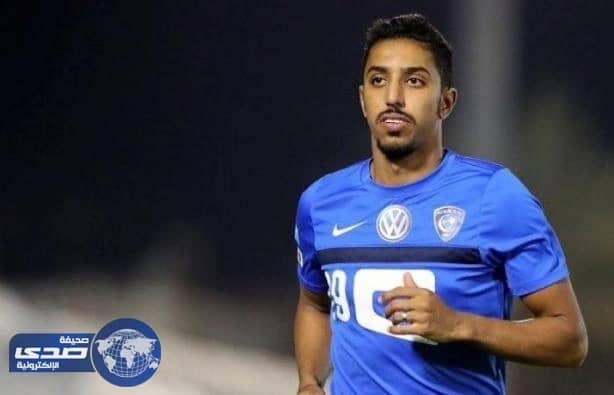 الدوسري يشارك في تدريبات الهلال بقناع الوجه