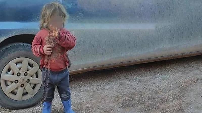 رجل يعذب طفلته حتى الموت بعد هروب أمها