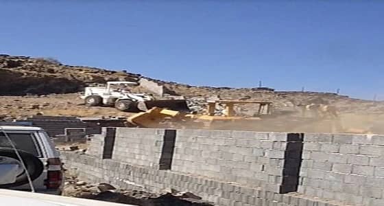 بالصور.. إزالة 26 إحداثا وتعديا على أرض حكومية في الطائف