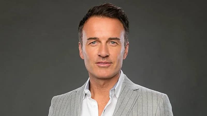 السرطان يُنهي حياة نجم التلفزيون الأمريكي جوليان مكماهون عن 56 عامًا