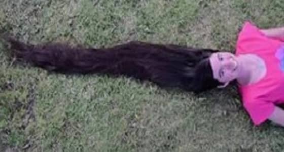 بالفيديو.. مراهقة تدخل موسوعة جينيس بأطول شعر في العالم
