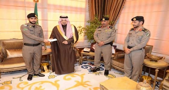 أمير عسير يكرم عددا من ضباط وأفراد مرور المنطقة