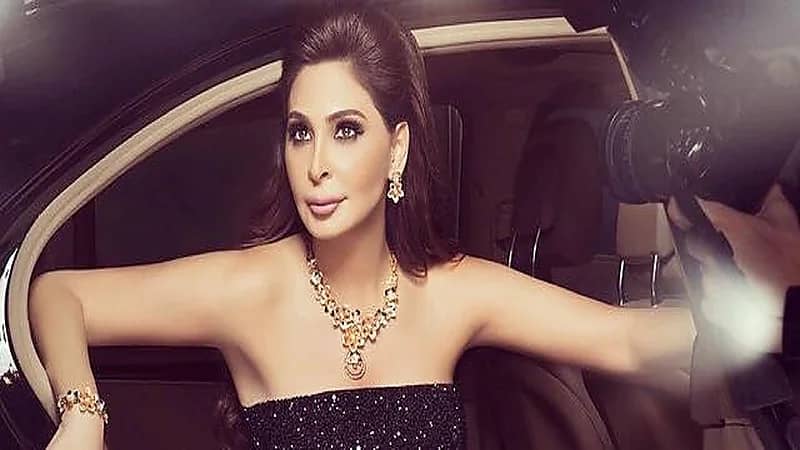 فيديو..إليسا تغني في باريس حافية القدمين: خلص مش قادرة