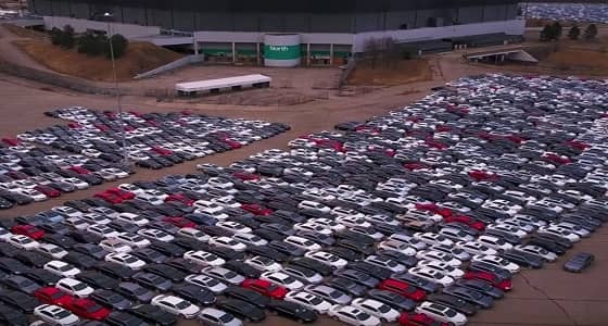 بالفيديو.. فولكس فاجن تشتري 300 ألف سيارة ديزل لتخزنها في " مقبرة "