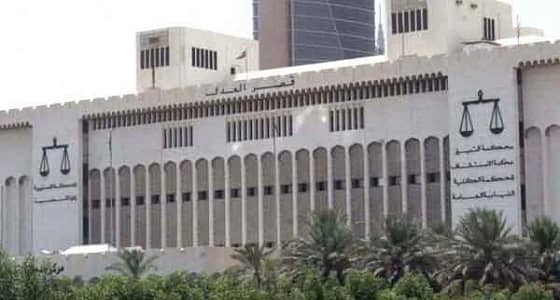 شاب يعتدي على جدته بالسكين