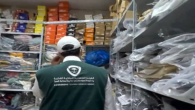 بالفيديو.. حملة تفتيشية لـ "الملكية الفكرية" على المحال التجارية بالقصيم