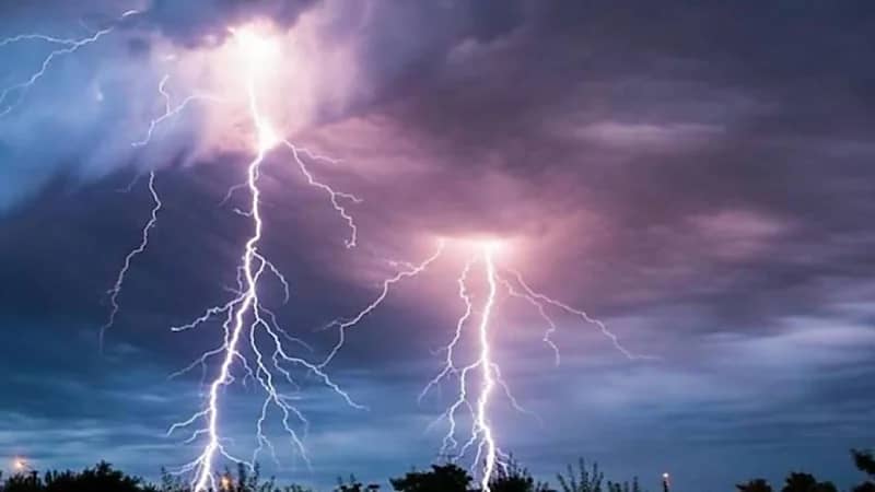 "خبير أمني" يوضح تأثير الصواعق في جسم الإنسان