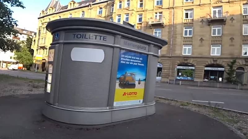 طرح دورات مياه عامة ذاتية التنظيف بالرياض