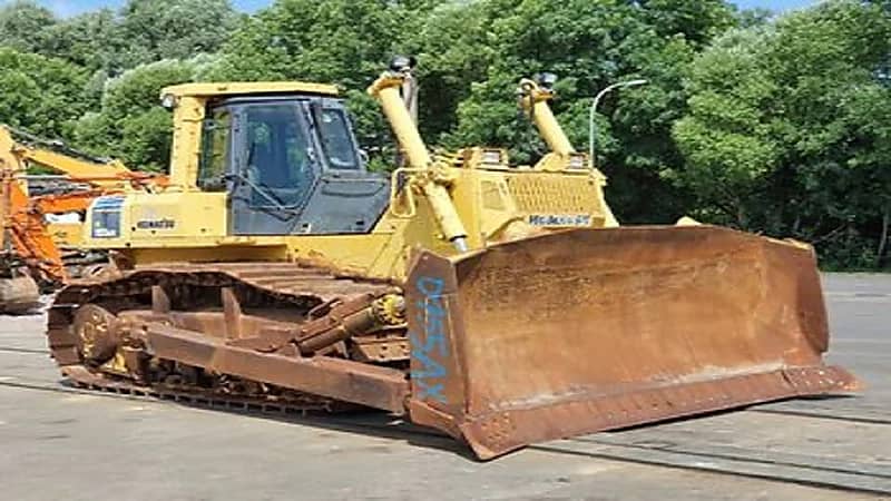 صورة..رافعة تنقل مصاباً لعدم وجود سيارة إسعاف!