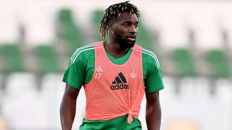 الأهلي يعرض لاعبه للبيع