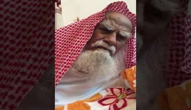 فيديو لمسن يردد الأذان عند كل فرض يلقى تداول لافت