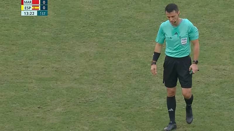 لحظة خروج حكم مباراة المغرب وإسبانيا بعد تعرضه للإصابة .. فيديو
