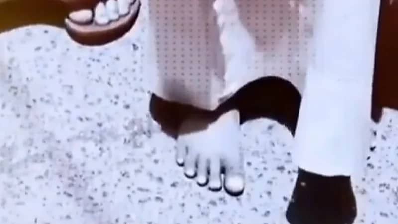 بالفيديو.. طفل يتجول في المحاكم حافيًا لإطلاق سراح والده