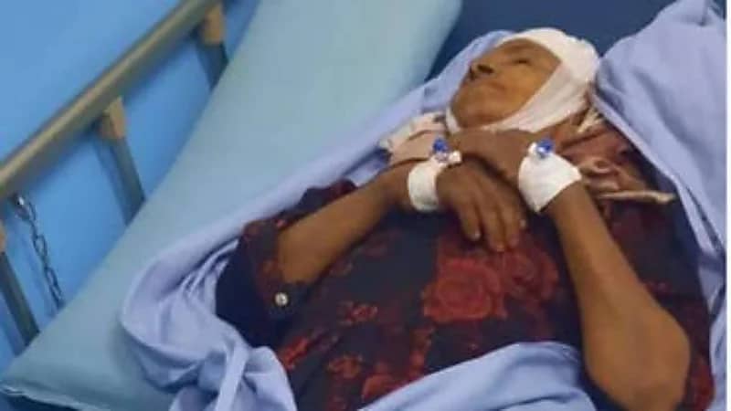 جريمة بشعة.. قيادي حوثي يلقي مسنة من أعلى السطح ويطلق النار على ابنتها