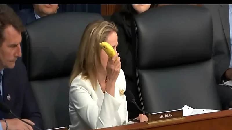 حوار ساخر عن "الموز" يحوّل مهرّجاً إلى نجم نقاش اقتصادي في أمريكا!.. فيديو