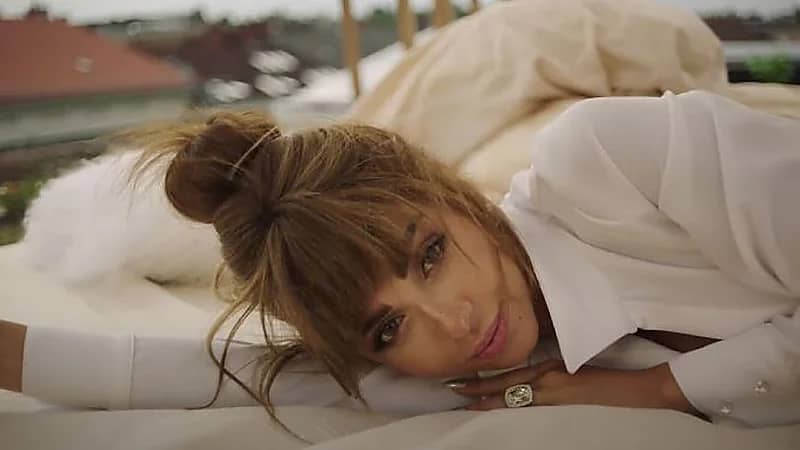 ميريام فارس تروج لأغنيتها الجديدة بدون فلتر