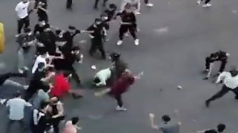 بالفيديو.. الثوار يلقنون أحد مرتزقة "الملالي" يحمل صاعقًا درسًا قاسيًا